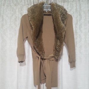 Sweater with fur collar